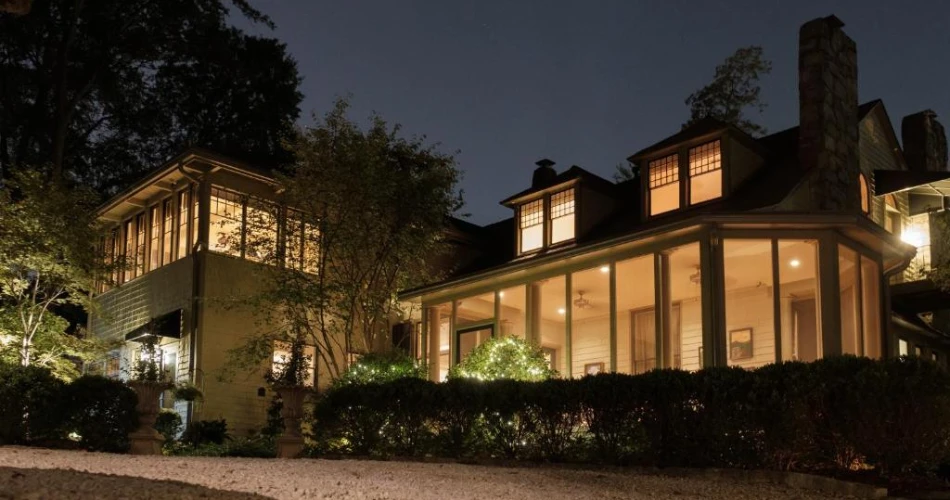 Explore Atlanta’s Vibrant Heart: Where to Stay Near Mercedes-Benz Stadium